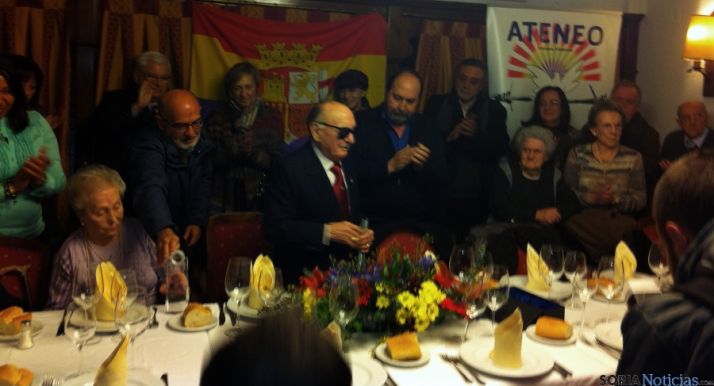 Cabrejas (ctro.) recibiendo el reconocimiento homenaj Mónico Vicente