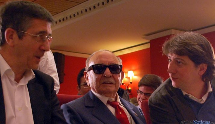 Cabrejas, entre Paxi López y Carlos Martínez (dcha.). / SN