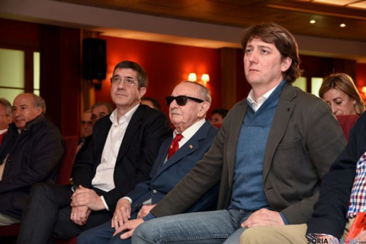 Luis Cabrejas, entre Patxi López (izda.) y Carlos Martínez. / SN