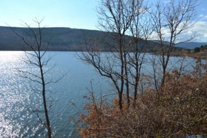El agua sigue subiendo en el pantano.