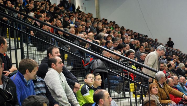 Público en el polideportivo de La Juventud este día 6, en la velada de pelota a mano. / SN