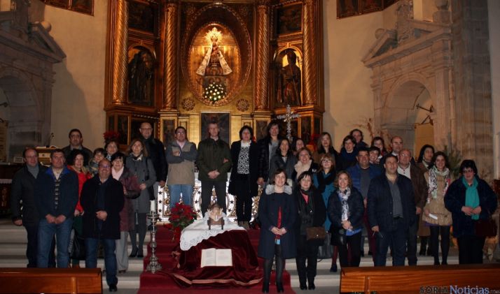 Los quintos (izda.1965) en la parroquia./SN