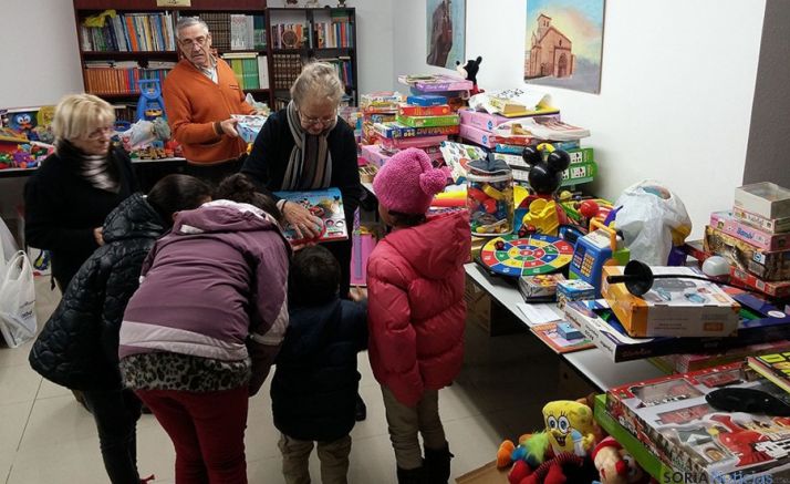 La entrega de regalos este viernes./SN