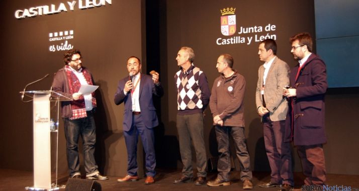 El presidente de la Diputación (segundo izda.) muestra una trufa soriana este miércoles en Fitur. / Dip. 