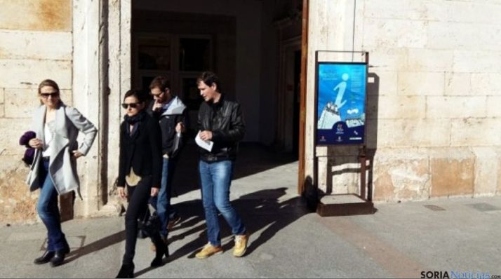 Un grupo de visitantes sale de la oficina de turismo burgense.