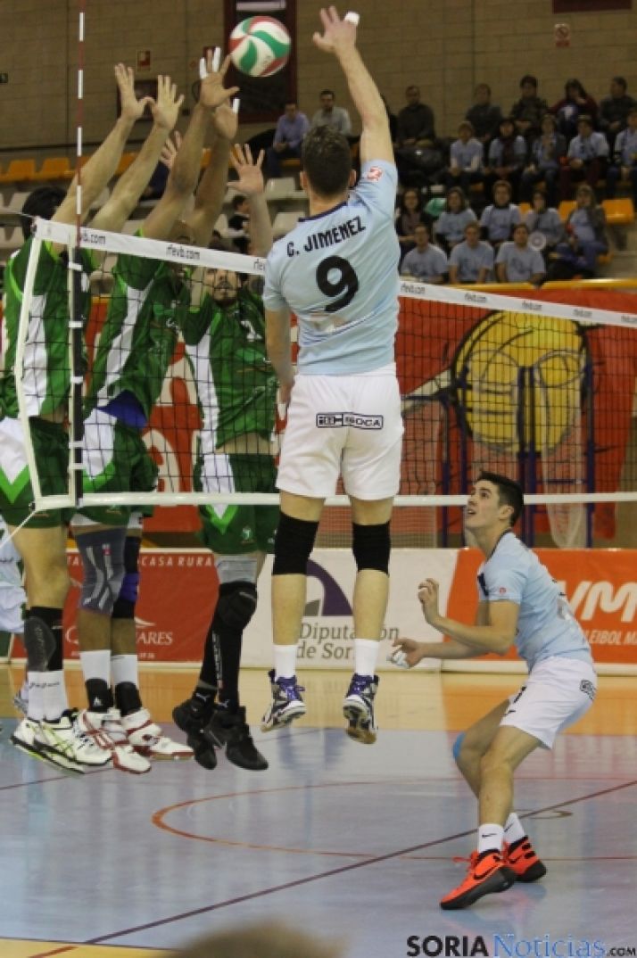 Jiménez intenta superar el bloqueo/ María Morales