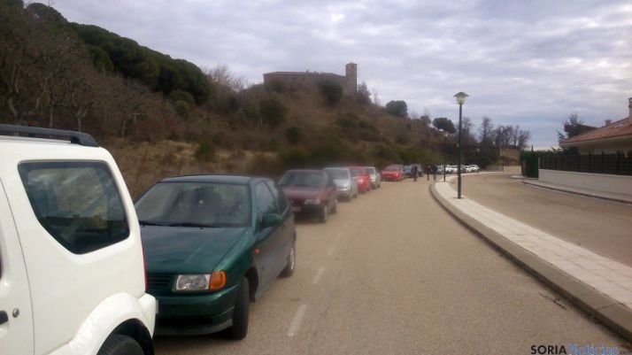 Muchos coches en el acceso