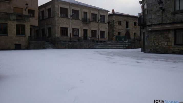 Leve capa de nieve en Duruelo a primera hora