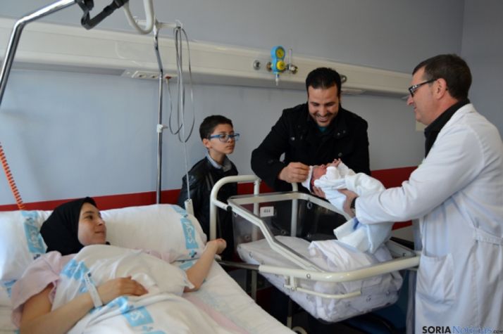 El subdirector médico, junto a la familia