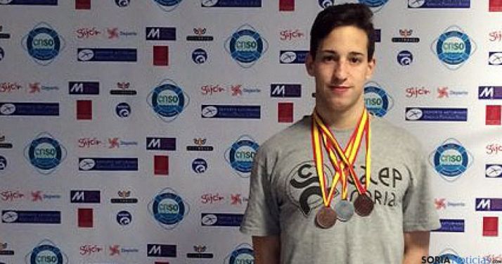 El nadador con las medallas.