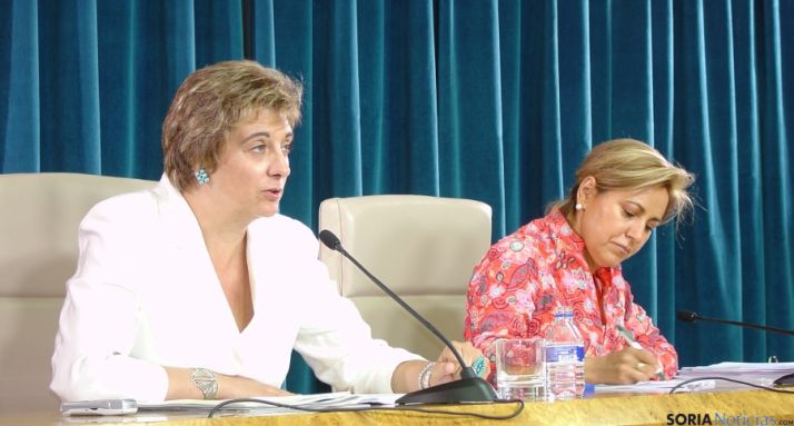 María Jesús Ruiz, en una rueda de prensa junto a Rosa Valdeón.