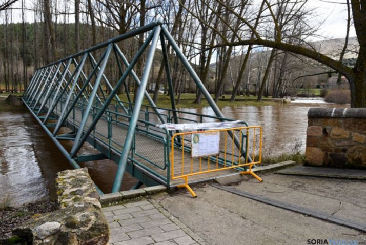 La pasarela peatonal del Soto Playa, cortada por la crecida del Duero.