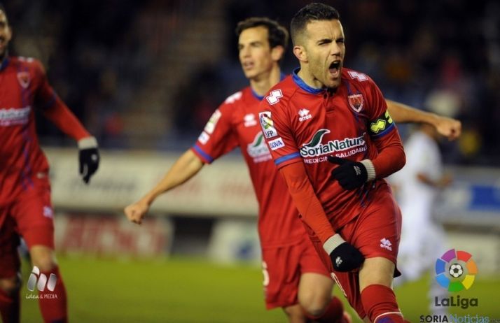 Julio Álvarez celebra uno de sus goles frente al Mallorca.