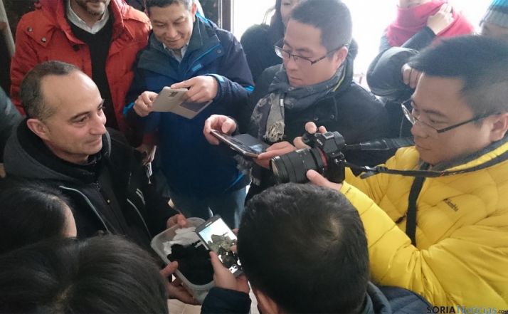 Los empresarios chinos fotografian la trufa negra de Soria.