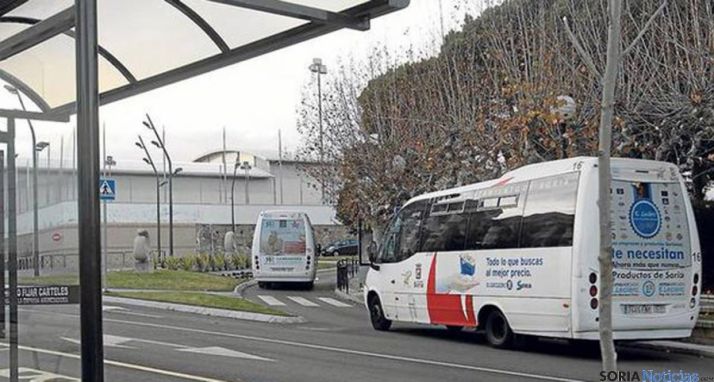 Dos autobuses urbanos bordean la plaza Odón Alonso. / SN