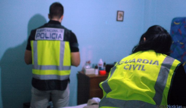 Agentes en uno de los registros domiciliarios practicados. 