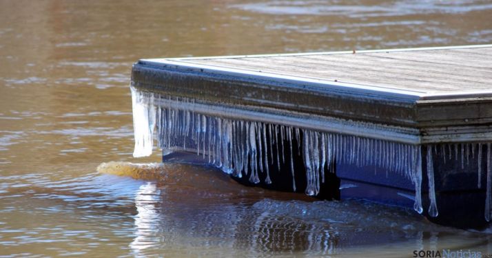 Carámbanos en la plataforma sobre el Duero en el puente de piedra, en la capital./SN