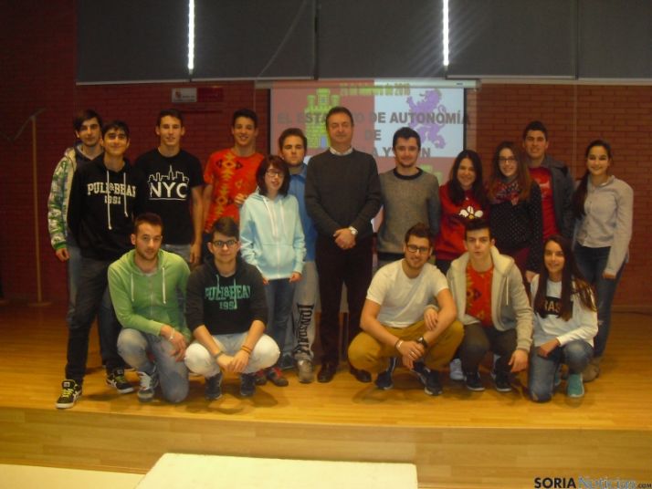 Jesús Alonso con los alumnos de San Esteban