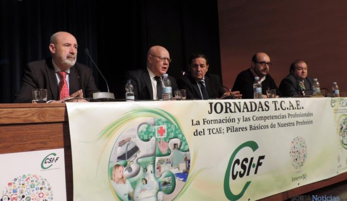 El consejero de Sanidad, (ctro.) este sábado. 