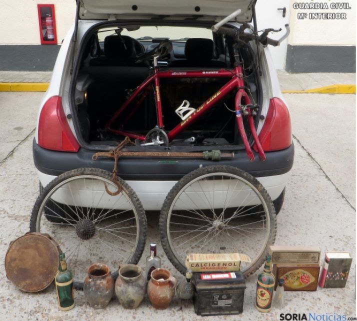 Vehículo y objetos incautados./Subdelg.