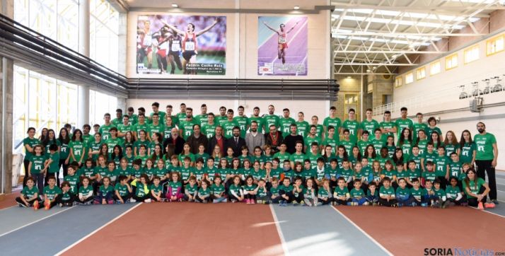 Imagen de familia del club de atletismo para esta temporada. /Ana Isla