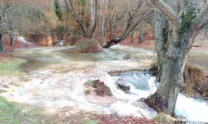 El agua de la cascada se ha desbordado del pequeño cauce