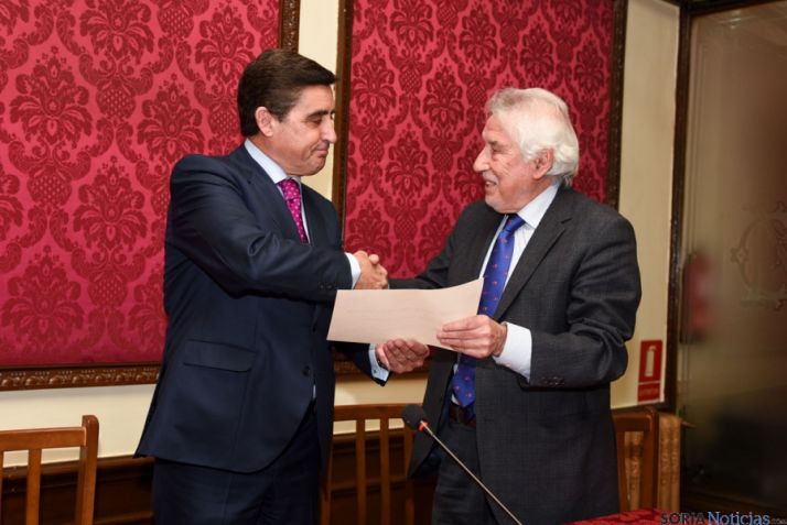 Entrega del Diploma Machadiano a Carlos Martínez, Presidente de Caja Rural. /Fotos Ana Isla