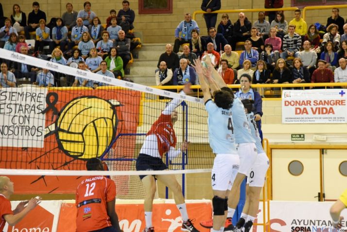 Al fondo, la pancarta en memoria de Diego Barranco. /Fotos: Ana Isla