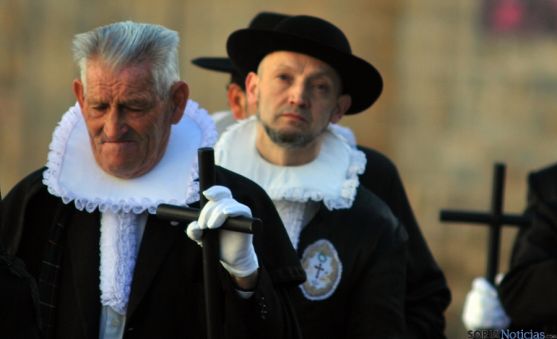 Cofrades de la Vera Cruz en Ágreda./SN