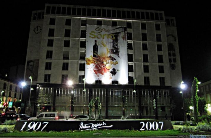 El edificio, en la plaza Mariano Granados, antes de su peatonalización.