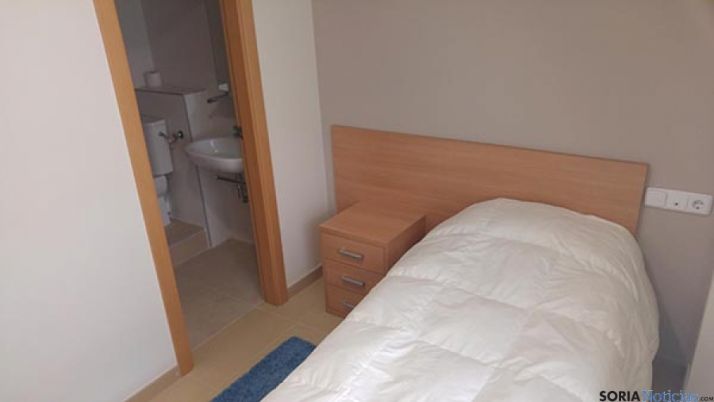 Una de las cinco habitaciones individuales de la casa de acogida.