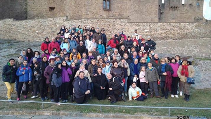 Algunos de los peregrinos sorianos posan a los pies del castillo de Javier