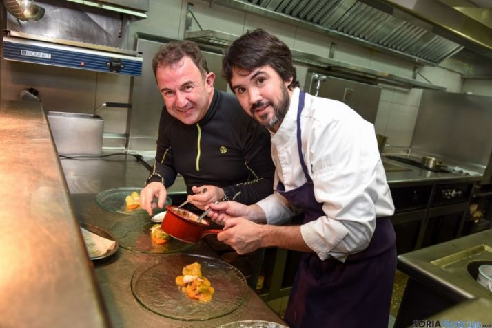 Óscar García, en su cocina con Martín Berasategui.
