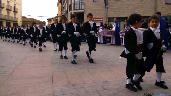 Los alumbrantes se dirigen al Sermón este Viernes Santo en Ágreda. / SN