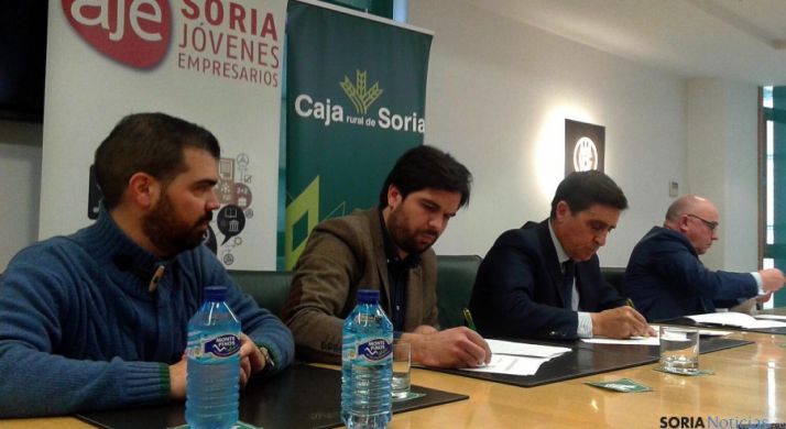 Jesús Esteras, (izda.)  y Jesús Mateo, de AJE, y Carlos Martínez Izquierdo y Domingo Barca, de Caja Rural. / SN