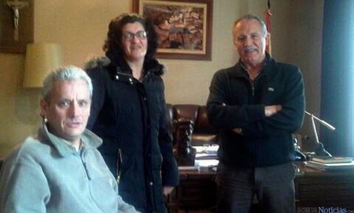 El alcalde (dcha.) con DISCAL.