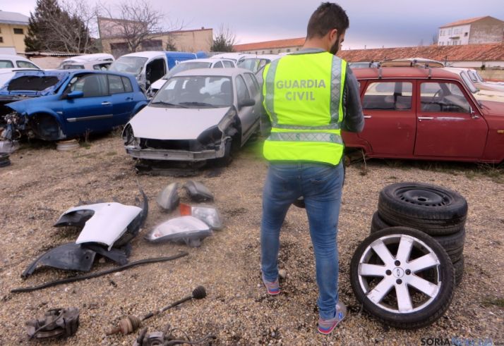 Un agente en el lugar del robo.