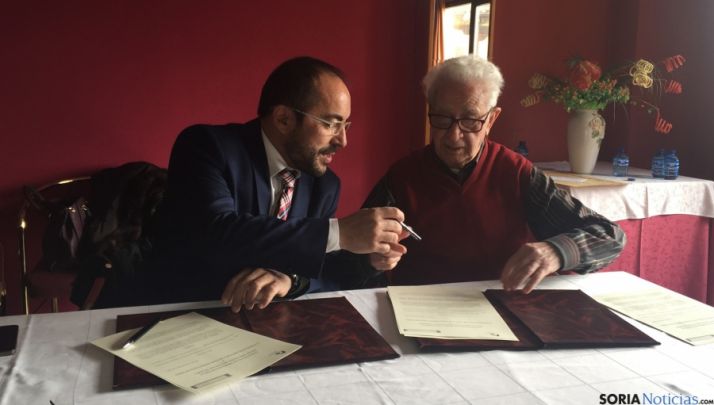 Firma hoy del convenio para organizar el próximo encuentro de casas regionales en Vinuesa./Dip