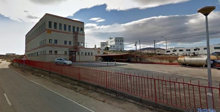 La factoría Embutidos Sorianos (izda.) y al fondo, la chacinera San Miguel del Moncayo. / GM