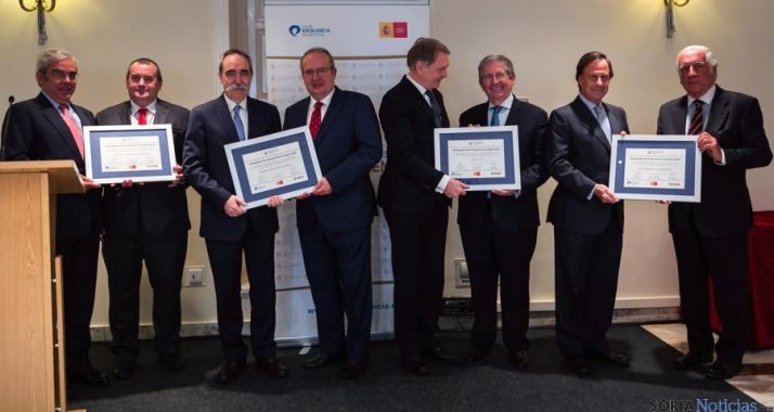 Delgado (4º izda.) con el diploma acreditativo. / Jta