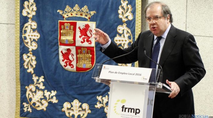 Juan Vicente Herrera, este miércoles en la firma del Plan de Empleo. / Jta. 