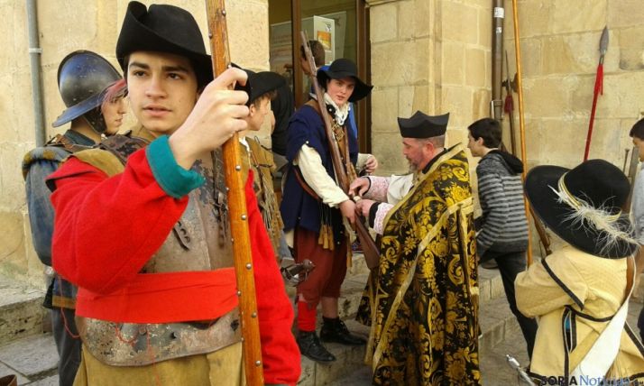Actores y estudiantes en la ambientación de la muestra. / SN