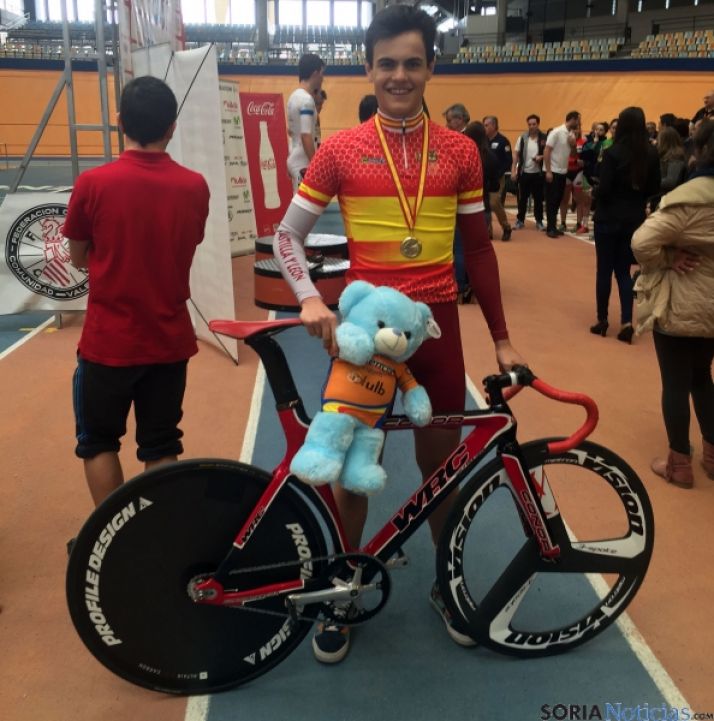 El ciclista, con su medalla.
