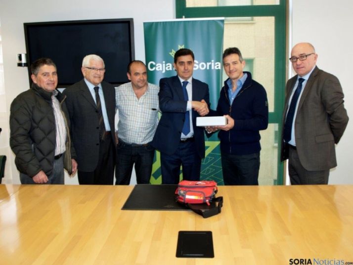 Entrega del desfibrilador en Caja Rural