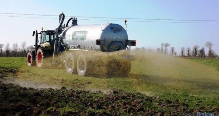 Un tractor derramando purín./SN