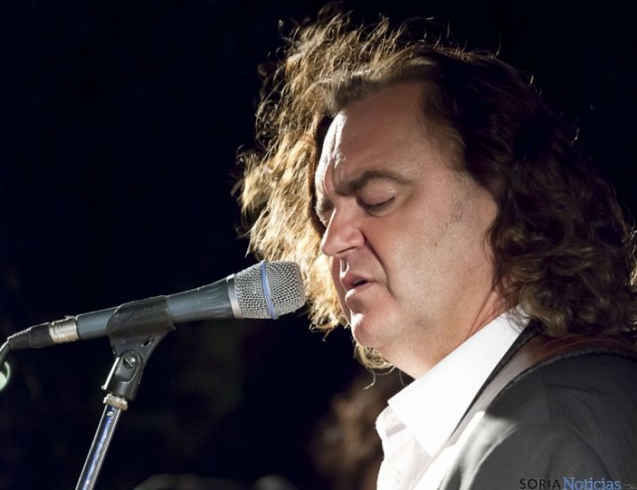 El cantante en una actuación.