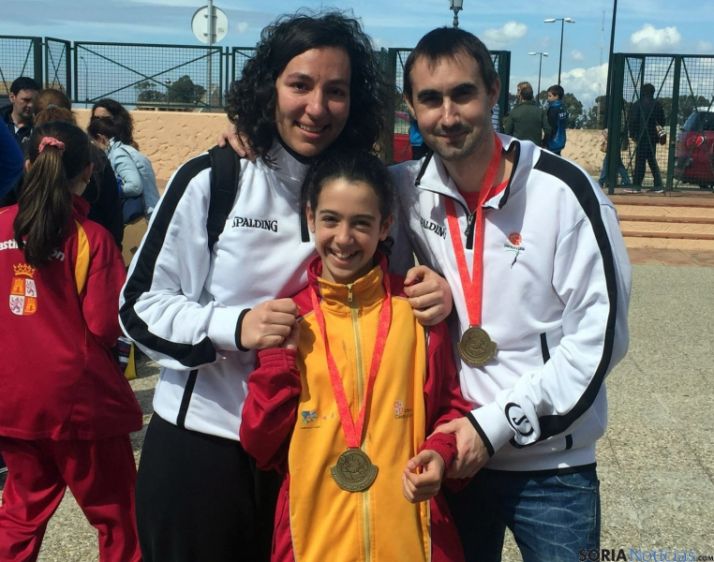 Paula con los entrenadores del FDR, Cristina e Iván Lázaro.