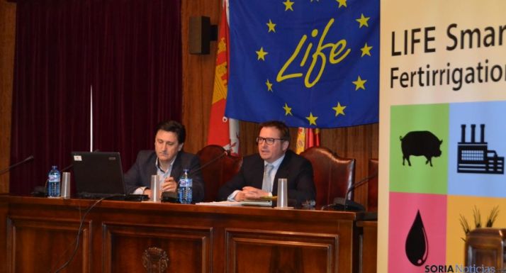 Responsables del proyecto en el salón de plenos de Almazán.