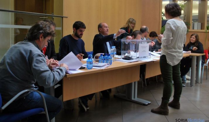 Una de las mesas electorales en La Colmena./SN