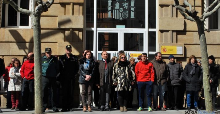 Minuto de silencio en la Subdelegación este mediodía de miércoles./SN